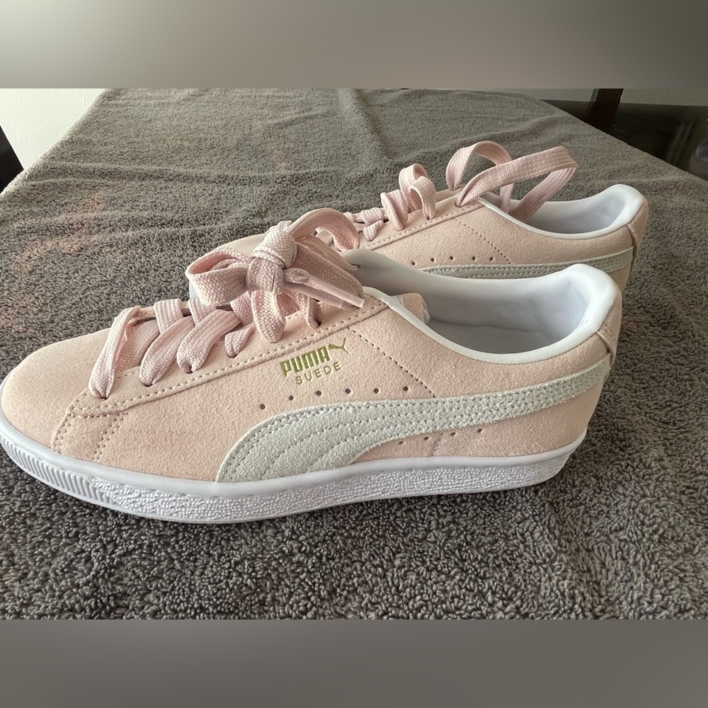 Womens Puma Suede Sneakers: Size 6.5